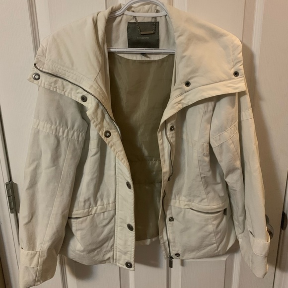 *White Jacket, shapes your body and gives you a nice hourglass look - Picture 1 of 3